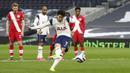 Penyerang Tottenham Hotspur, Son Heung-min, melepaskan tendangan penalti saat melawan Southampton pada laga Liga Inggris di London, Rabu (21/4/2021). Tottenham menang dengan skor 2-1. (Clive Rose/Pool via AP)