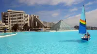 Kolam renang di Chile berhasil tercatat ke dalam Guinness World Records karena memiliki panjang satu kilometer dengan luas 20 hektare. (Foto: Odditycentral.com)