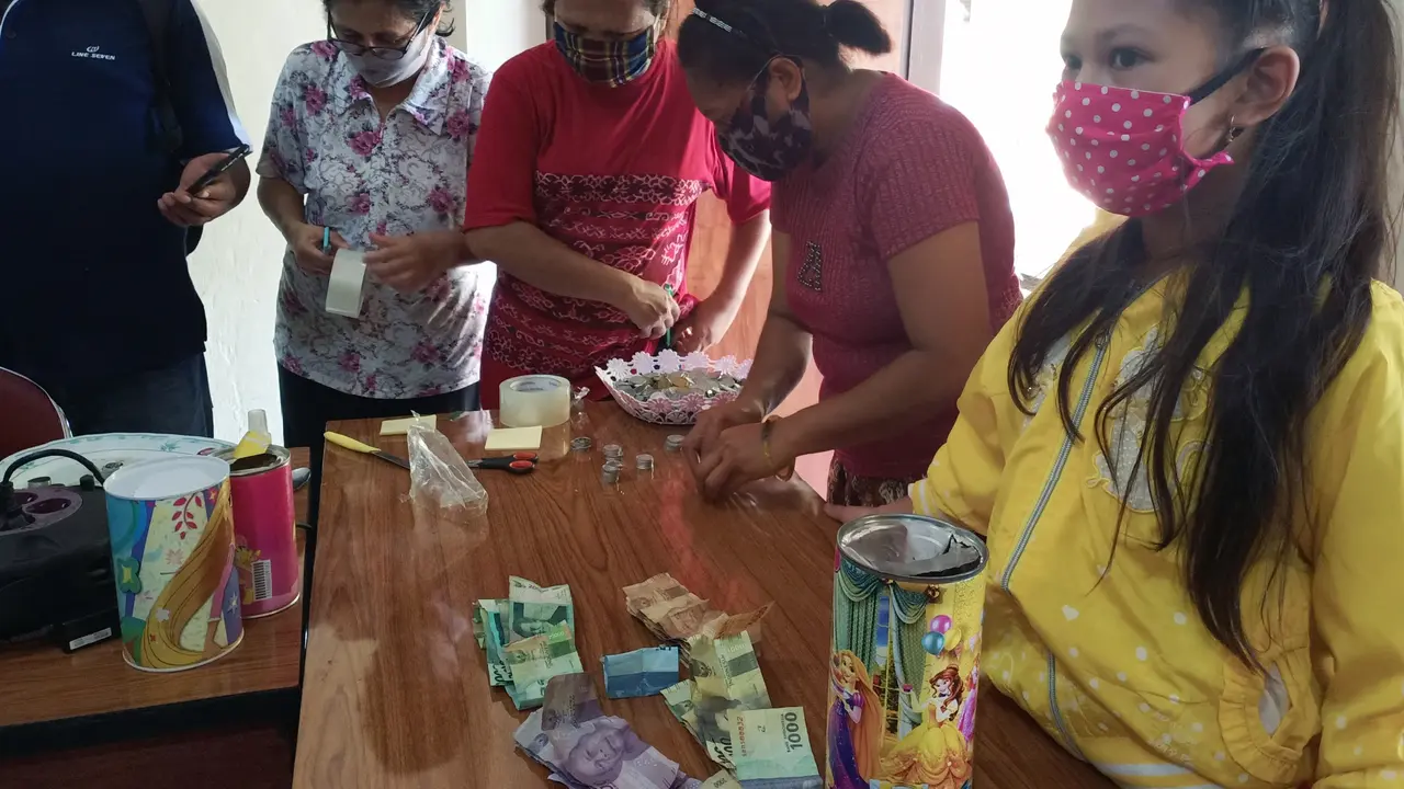 Kanayah bersama tim caritas maumere sedang menghitung uang tabungan nya disumbangkan untuk membeli APD. (Foto: Liputan6.com/Dionisius Wilibardus)