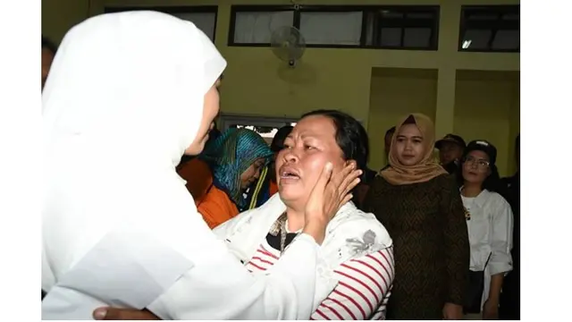 Khofifah mendengar keluh kesah warga Jatim yang selamat dari kerusuhan Wamena, Papua.