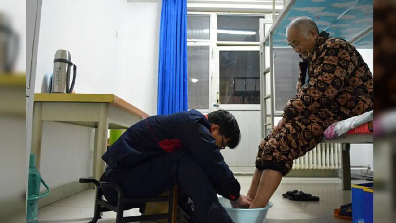 Lumpuh, Mahasiswa Bawa Ayahnya Hidup di Kampus-01