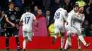 Sergio Ramos merayakan gol bersama rekannya saat melawan Deportivo La Coruna di Santiago Bernabeu, Minggu (11/12). Gol Ramos menjadi penentu kemenangan Real Madrid dengan skor akhir 3-2. (REUTERS / Javier Barbancho)