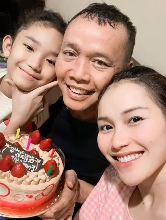 <p>"Happy birthday ayah kesayangan kita semua 🎉🎂💃🥰❤️😍 yeeeeaa surprisenya alhamdulillah berhasil hhahahahah sampe ayah dikerjain, dibuat kesel sampe nangis hhahaha," tulis ayutingting92. [Instagram/ayutingting92]</p>