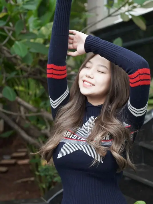 <p>Dari konten membuat makanan di dalam kamar, Sisca Kohl dan adik perempuannya lalu mulai banyak membuat resep makanan unik, seperti nasi padang yang dibuat menjadi es krim. Foto: Instagram.</p>