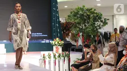 Model berjalan di atas catwalk pada Ecoprint Fashion Week 2022 di The Plaza Semanggi, Jakarta, Rabu (06/4/2022). Ecoprint adalah teknik pengolahan kain menggunakan bagian dari tumbuhan sebagai motif dan pewarna alami dengan kain serat alami seperti yang diproduksi APR. (Liputan6.com/Fery Pradolo)