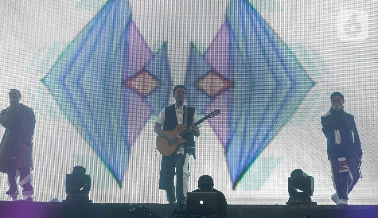 Aksi panggung RAN dalam konser “ Marcell Tujuh Belas" di Balai Sarbini, Jakarta, Jumat (18/10/2019). Dalam penampilannya mereka membawakan lagu hitsnya yaitu candu asmara dan pandangan pertama. (Liputan6.com/Faizal Fanani)