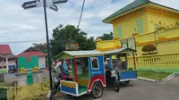 Alat transportasi becak motor di Pulau Penyengat, Kelulauan Riau. (Nanda/Liputan6.com)