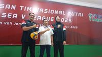 Ketua PBVSI, Komjen. Pol. (purn) Drs. Imam Sudjarwo, M. Si (tengah), bersama Megawati Hangestri (kanan) dan pelatih Octavian (kiri) resmi melepas Timnas Voli Putri Indonesia untuk berlaga pada SEA V League di Vietnam dan Thailand, Selasa (29/7/2025). (Bola.com/Gregah Nurikhsani)