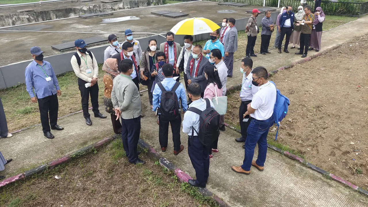 Pemkot Depok saat menerima delegasi Pemerintah Laos saat meninjau pengelolaan limbah di IPLT Kota Depok (Liputan6.com/Dicky Agung Prihanto)