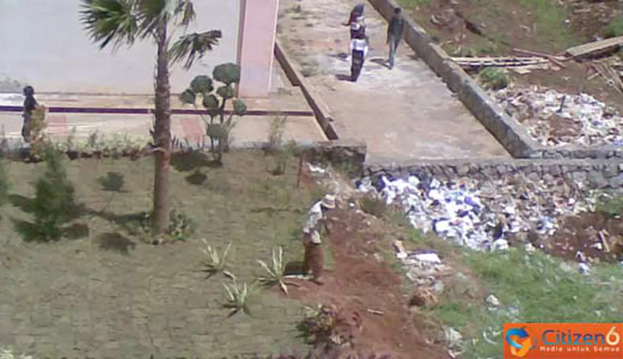 Citizen6, Semarang: Pembangunan taman di kampus FISIP UNDIP masih setengah jadi. Terlihat lingkungan hijau yang dibuat sedemikian indah itu, masih bersebrangan dengan tempat sampah. (Pengirim: Kelompok Sebelas)

