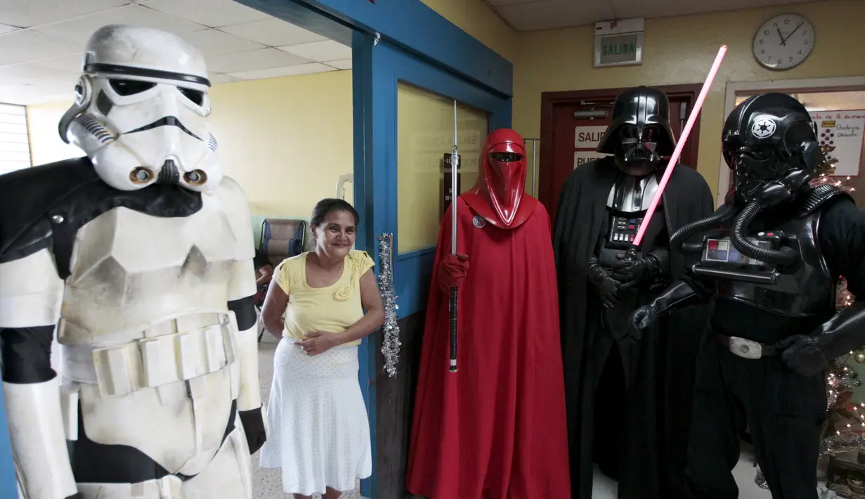 Sejumlah orang berpakaian karakter Star Wars berfoto bersama dengan pasien saat acara amal yang diselenggarakan oleh El Salvador Star Wars fan club di Rumah Sakit Benjamin Bloom Anak Nasional di San Salvador, El Salvador (14/12). (REUTERS/Jose Cabezas)