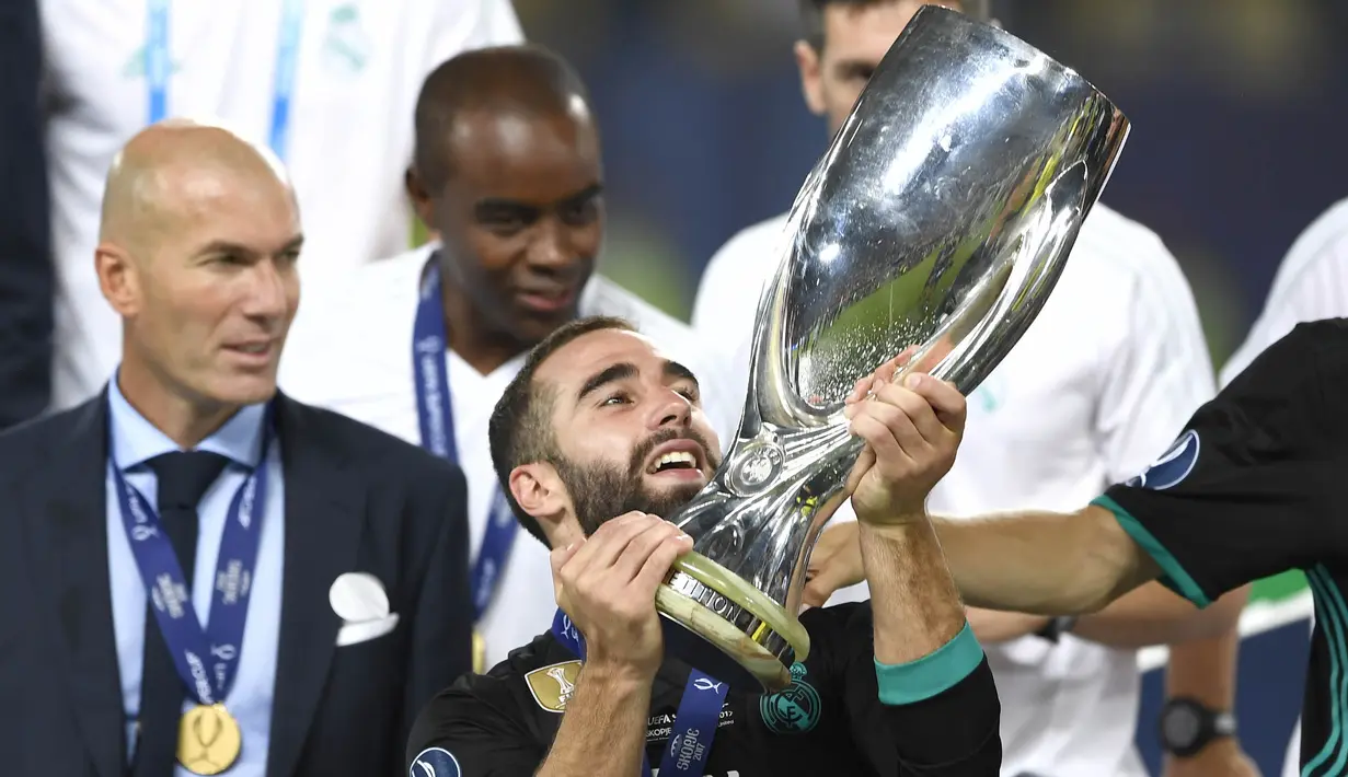 Bek Real Madrid, Dani Carvajal, merayakan gelar Piala Super Eropa usai mengalahkan Manchester United di Stadion Philip II, Skopje, Selasa (8/8/2017). Ini merupakan gelar Piala Super Eropa keempat bagi Real Madrid. (AFP/Dimitar Dilkoff)