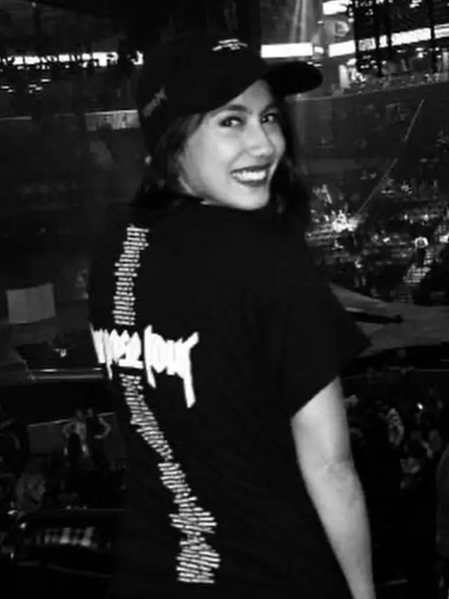 Pevita Pearce Menyaksikan konser Justin Bieber. [@pevpearce]