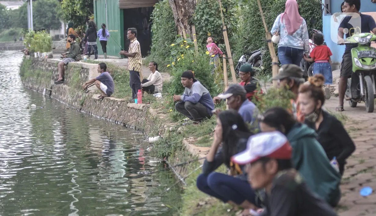 Warga saat memancing di Situ Citayam, Depok, Jawa Barat, Minggu (22/8/2021). Selama pandemi Covid-19 melanda, Situ Citayam menjadi wisata alternatif warga sekitar yang menawarkan wahana air seperti bebek-bebekan dan pemancingan. (merdeka.com/Iqbal S.Nugroho)
