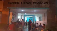 Kantor Kelurahan Pisangan, Kecamatan Ciputat Kota Tangerang Selatan, ramai dipenuhi keluarga korban kecelakaan bus maut di Tanjakan Emen Lembang (Liputan6.com/Pramitha)