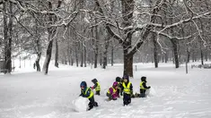 Anak-anak bermain salju setelah hujan salju lebat di Vilnius, Lituania, Jumat, 9 Desember 2022. Salju terus turun di seluruh negeri, dengan suhu hanya 0 derajat Celcius (32,0 derajat Fahrenheit). (AP Photo/Mindaugas Kulbis)