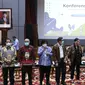 Sejumlah Menteri Kabinet Indonesia Maju berbincang usai memberi keterangan terkait UU Omnibus Law Cipta Kerja di Graha Sawala Kemenko Perekonomian, Jakarta, Rabu (7/10/2020). Mereka memberi penjelasan maksud dan tujuan terkait disahkannya UU Omnibus Law Cipta Kerja. (Liputan6.comHelmi Fithriansyah)