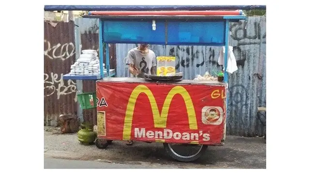 6 Tulisan di Gerobak Jualan Pakai Nama Brand Terkenal Ini Bikin Salah Fokus