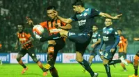 Perseru gagal total dalam mengantisipasi set piece kala berhadapan dengan Arema di pekan ke-11 TSC 2016, Jumat (22/7/2016). (Bola.com/Iwan Setiawan)