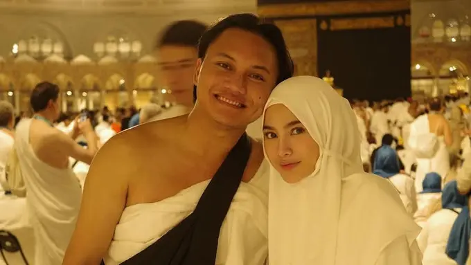 Pesona Mahalini Kenakan Hijab saat Umrah