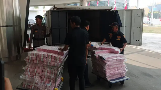 Penampakan barang bukti uang Rp 401,65 Miliar kasus tindak pidana korupsi dalam tata kelola pertambangan dan ekspor nikel ilegal periode 2017–2020. (Liputan6.com/Dimas)