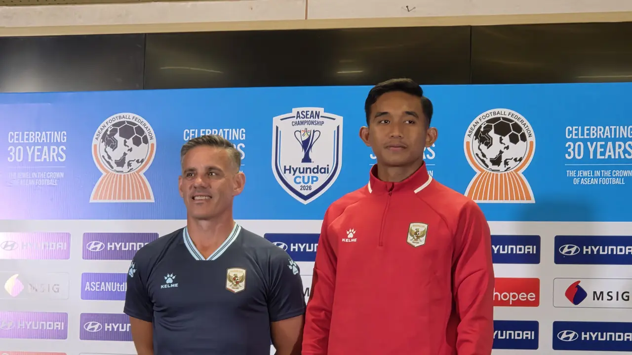 Rizky Ridho bersama John Herdman dalam jumpa pers di GBK jelang lawan Vietnam