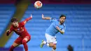 Gelandang Liverpool, Neco Williams berebut bola dengan gelandang Manchester City, Bernardo Silva  pada pertandingan lanjutan Liga Inggris  di Stadion Etihad di Manchester, Inggris (2//7/2020). City menang telak 4-0 atas Liverpool. (AFP/Pool/Laurence Griffiths)