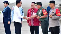 Presiden Jokowi di Sulawesi Tenggara, tiba di Bandara Hali Oleo Kendari bersama sejumlah menteri.