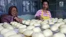 Dua wanita membuat roti di Orchid Bakery untuk dipasarkan di wilayah Rembang dan sekitarnya, Selasa (12/9). Usaha keluarga yang merupakan binaan PT Semen Indonesia ini mampu memproduksi 500 roti berbagai jenis. (Liputan6.com/Pool)