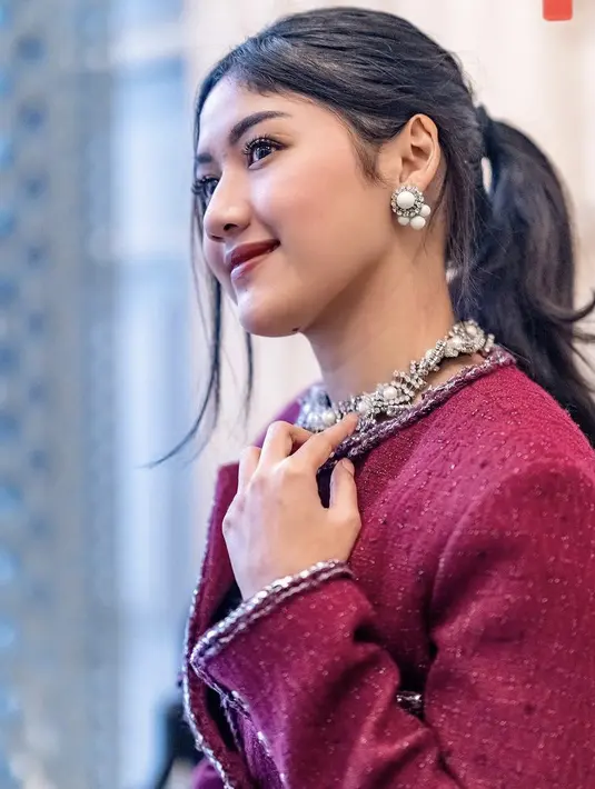 Begitu pun dengan aksesori yang ia kenakan, Erina memilih mengenakan kalung dan anting dengan model serasi dari brand Aidan dan Ice. Credit: Instagram (@erinagudono)