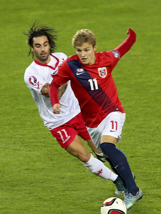 4. Martin Odegaard, diberitakan Mirror, guna memberikan jam terbang lebih, Real Madrid berencana meminjamkan gelandangnya ini. Kabar itu langsung disambut oleh West Ham yang berencana menampung pemuda 17 tahun asal Norwegia itu. (EPA/Terje Pedersen)