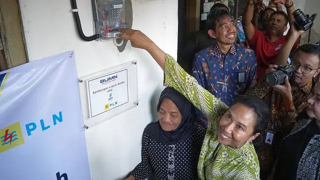 Menteri BUMN Rini Soemarno mewakili Presiden Jokowi melakukan simbolisasi penyalaan sambung listrik gratis di Desa Mojopurno dan Desa Cepoko.