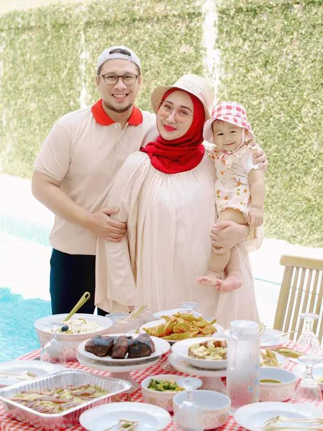 Momen Dian Pelangi dan Keluarga Piknik Di Rumah, Rayakan Ultah Suami. (Sumber: Instagram/dianpelangi)