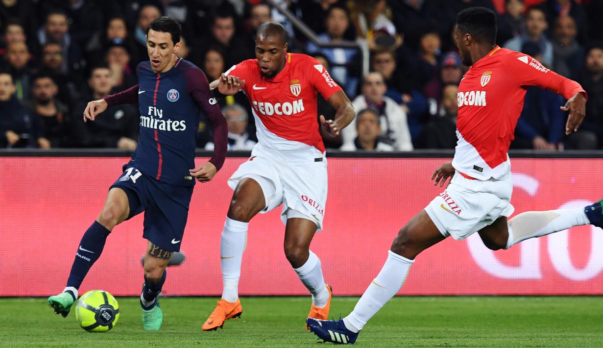 Gelandang PSG, Angel Di Maria, berusaha melewati bek AS Monaco, Djibril Siddibe, pada laga Ligue 1 di Stadion Parc des Princes, Prancis, Minggu (15/4/2018). PSG menang 7-1 atas Monaco. (AFP/Christophe Archambault)