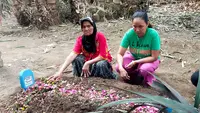 Ibu Vicky Justin (baju hijau) dan nenek Vicky Justin (merah) berdoa dimakan sang anak (Istimewa).