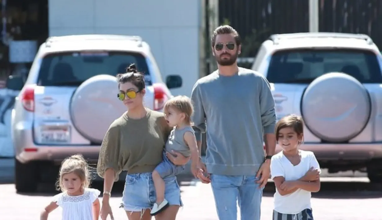 Meski demikian, dilansir dari E! News, Kourtney tidak mengabaikannya namun mereka pun tak terlalu banyak bicara. (Zimbio)