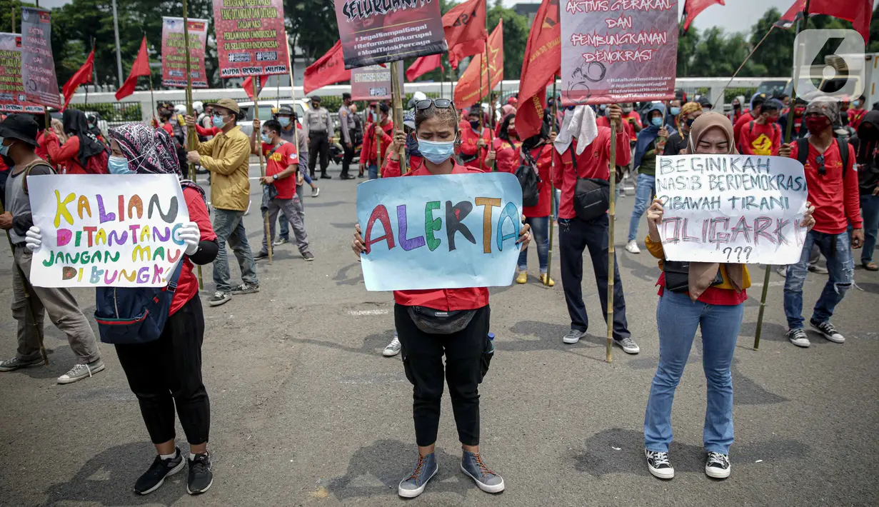 Massa buruh membawa poster dan spanduk saat berunjuk rasa di depan Kompleks Gedung DPR/MPR, Jakarta, Selasa (17/11/2020). Buruh kembali menggelar aksi lanjutan menuntut pemerintah dan DPR untuk mencabut Omnibus Law Undang-Undang Cipta Kerja. (Liputan6.com/Faizal Fanani)
