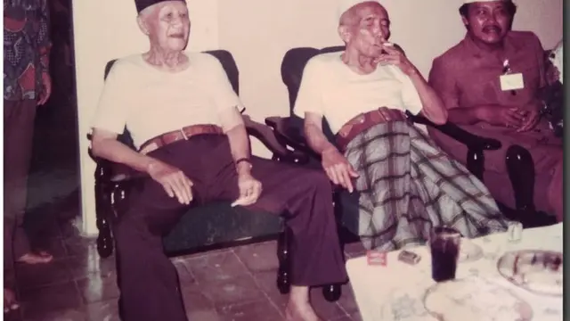 Dua anggota Ahlul Halli wal Aqdi pada Muktamar NU Situbondo 1984, KH. Mahrus Ali dan KH. Masjkur. Kedua beliau nampak asyik menikmati kopi dan rokok kretek disela muktamar. (Foto: Laduni.id)