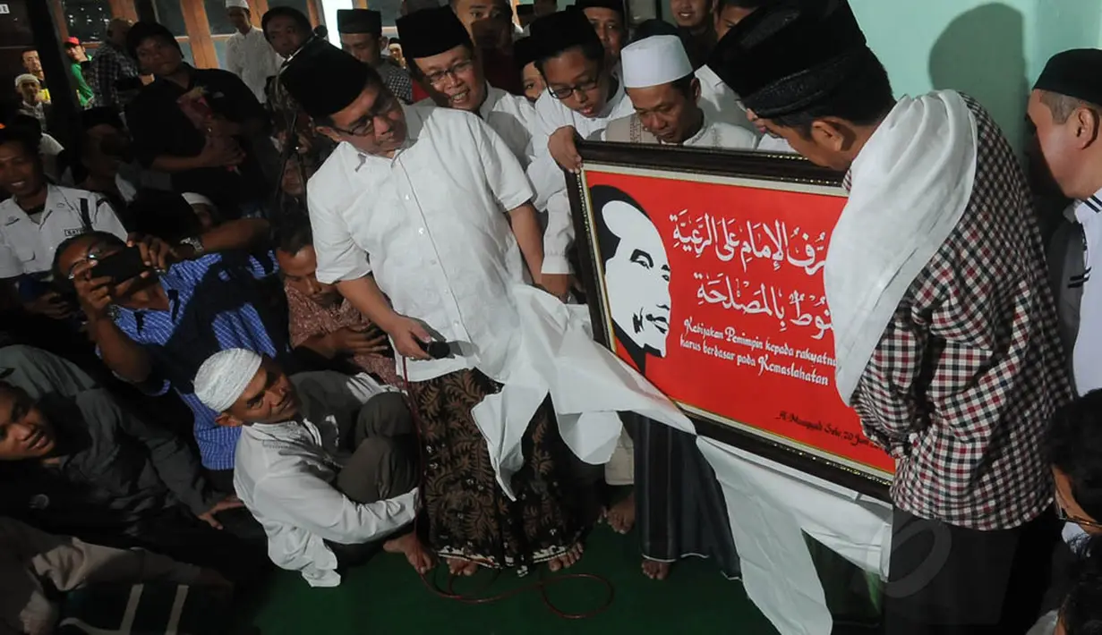 Usai sholat jumat, calon Presiden  pasangan nomor urut dua Joko Widodo menerima cinderamata dari pimpinan Pondok Pesantren Al Muayyad (Liputan6.com/Herman Zakharia)