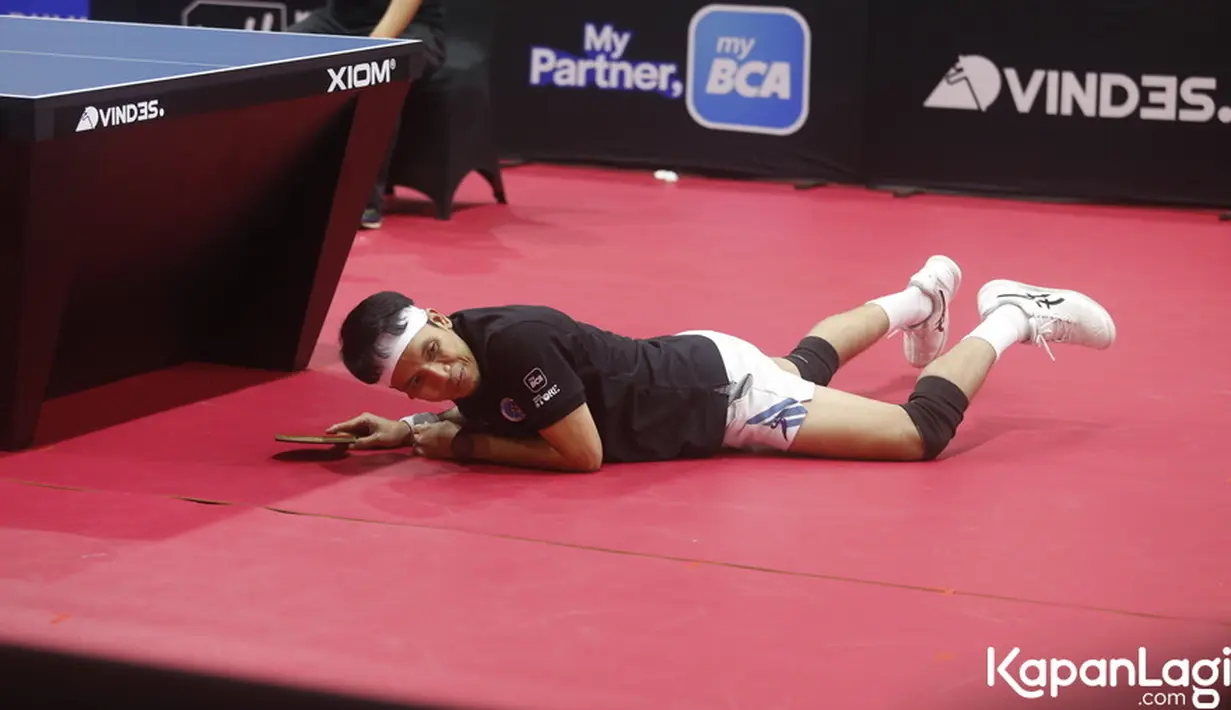 Presenter dan juga komedian itu semakin semangat mengalahkan musuhnya karena di bangku penonton ada tiga anak dan istrinya. [Foto: KapanLagi.com®/Bayu Herdianto]