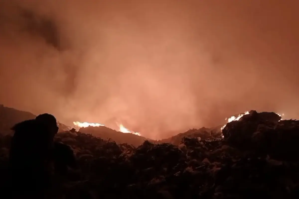 TPA Bakung terbakar hebat sejak Rabu petang hingga Kamis malam (5/12/2024). Foto : (Istimewa).