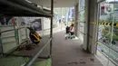 Pekerja menyelesaikan pengerjaan anjungan Halte Transjakarta Bundaran HI saat uji coba anjungan itu di kawasan Bundaran Hotel Indonesia, Jakarta, Senin (10/10/2022). Anjungan yang berada di lantai dua Halte Transjakarta Bundaran HI ini dapat menampung 20 orang. (Liputan6.com/Johan Tallo)