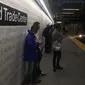 Penumpang menunggu kedatangan kereta bawah tanah di subway Cortlandt Street station, New York, Minggu (9/9). Stasiun kereta bawah tanah New York City akhirnya dibuka lagi  sejak hancur 17 tahun lalu dalam serangan 9/11 pada 2001. (AFP/Thomas URBAIN)