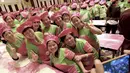 Para peserta berpose usai aksi melemparkan adonan pizza untuk pecahkan rekor Guinness World Record di Cina, Rabu (28/10/2015). 511 orang mengikuti aksi ini. (REUTERS/Stringer)