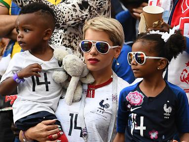 Istri Blaise Matuidi, Isabelle bersama kedua anaknya. (AFP/Franck Fife)