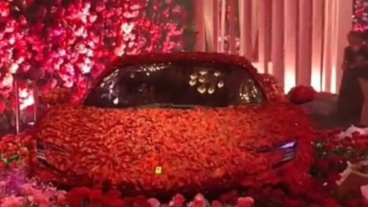 Mobil Ferrari Dihiasi Bunga Jadi Dekorasi Pernikahan Crazy Rich Surabaya
