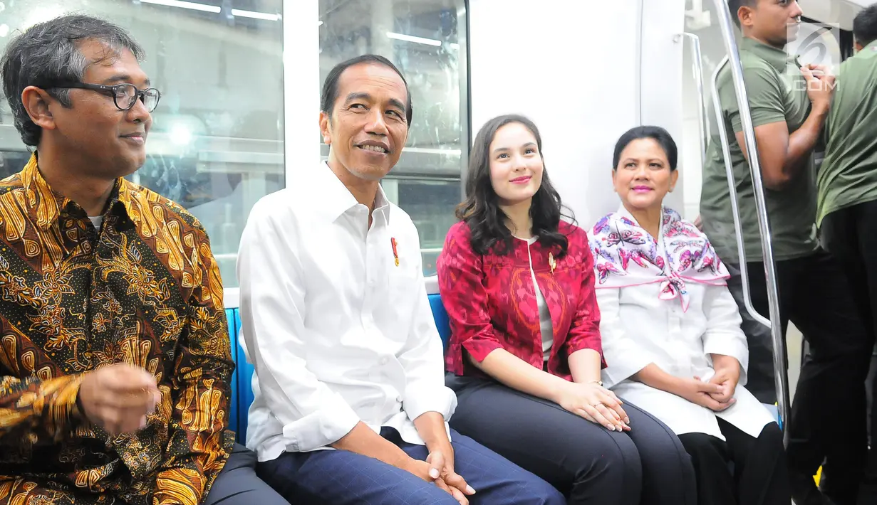 Presiden Joko Widodo didampingi Ibu Negara Iriana Widodo dan Artis Chelsea Islan saat menjajal Mass Rapid Transit (MRT) di Jakarta, Kamis (21/3). (Liputan6.com/Angga Yuniar)