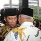 Presiden Jokowi disambut Plt. Ketua KPK Taufiqurachman Ruki saat tiba di Gedung KPK , Jakarta, Kamis (9/7/2015). KPK menggelar buka puasa bersama yang dihadiri oleh sejumlah pejabat negara. (Liputan6.com/Helmi Afandi)