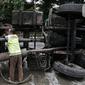 Petugas melakukan evakuasi Kontainer yang terguling di Jalan S Parman, Jakarta Barat, Senin (4/5/2020). Tidak ada korban jiwa dalam kecelakaan tersebut, namun kecelakaan tersebut membuat lalin dijalan itu terimbas kemacetan yang cukup panjang. (Liputan6.com/Johan Tallo)