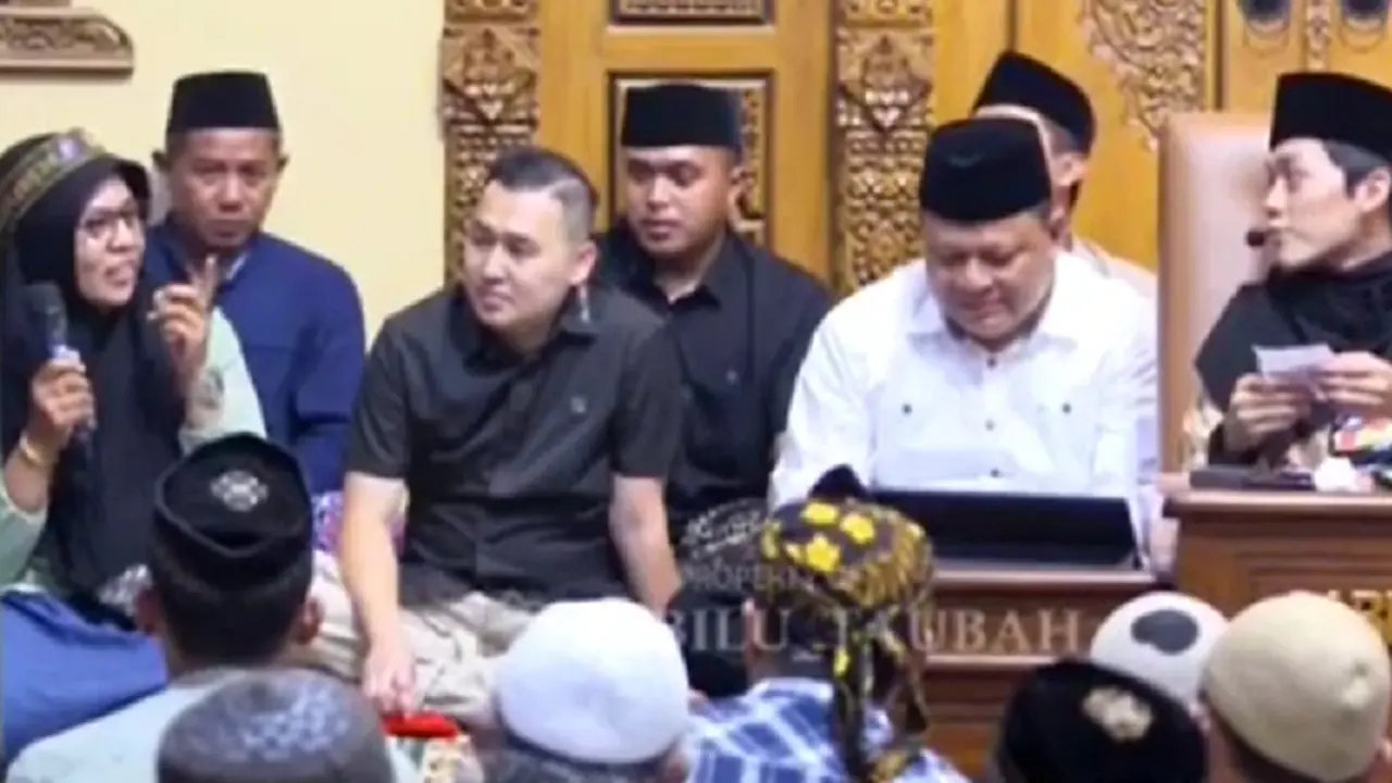 Jemaah wanita Gus Iqdam ingin Log In dibimbing Gus Iqdam (SS: YT Este Nyell)